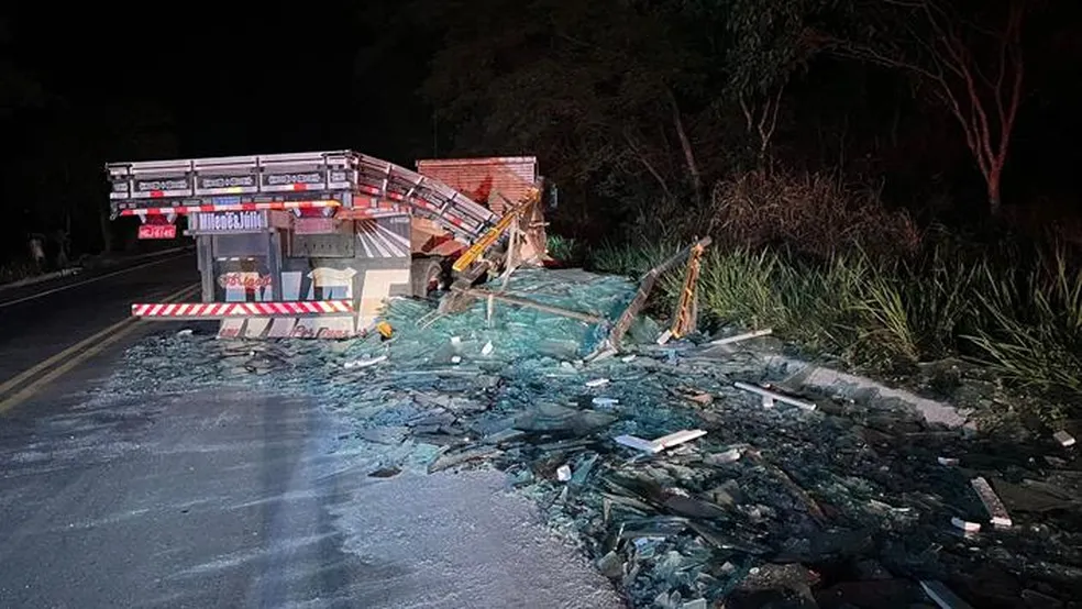 BR-356: Caminhão sofre acidente e espalha carga de placas de vidro na pista