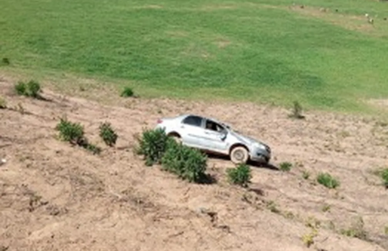 Idoso morre após carro cair em ribanceira e capotar; ele estava a um quilômetro de casa