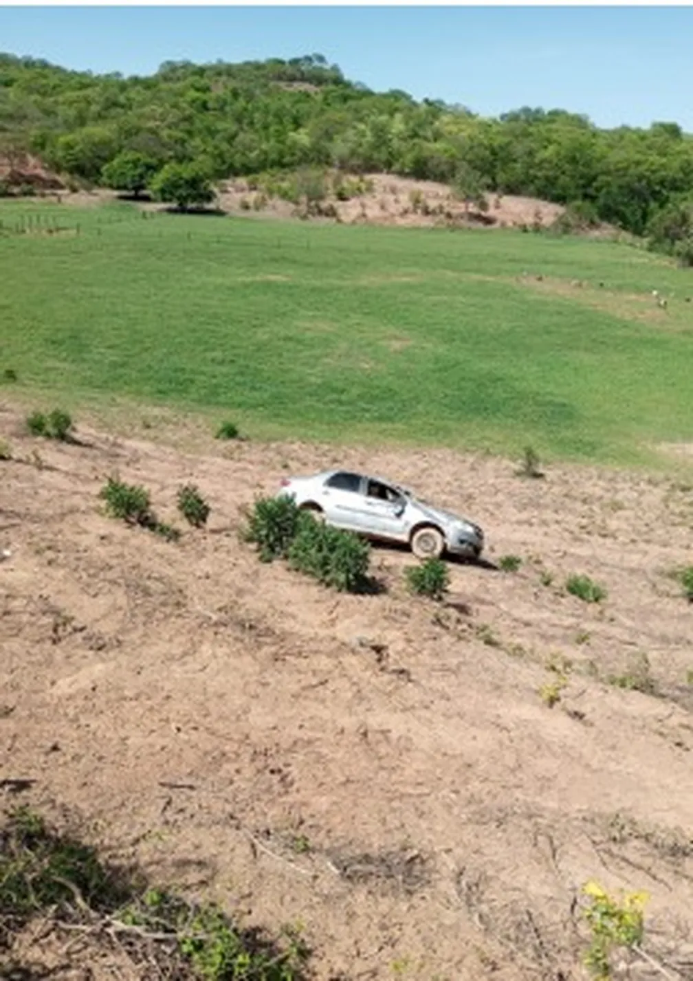 Idoso morre após carro cair em ribanceira e capotar; ele estava a um quilômetro de casa