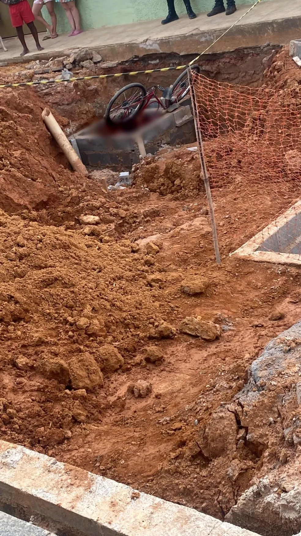 Homem de 55 anos morre após cair com bicicleta bicicleta em obra