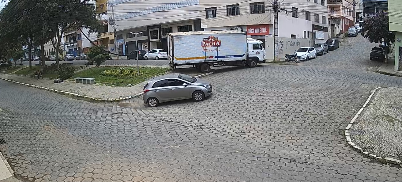 Vídeo: Caminhão desgovernado desce de ré ladeira no centro de Viçosa