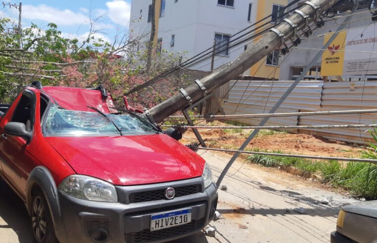 Poste cai sobre carro em Silvestre e motorista fica ferido