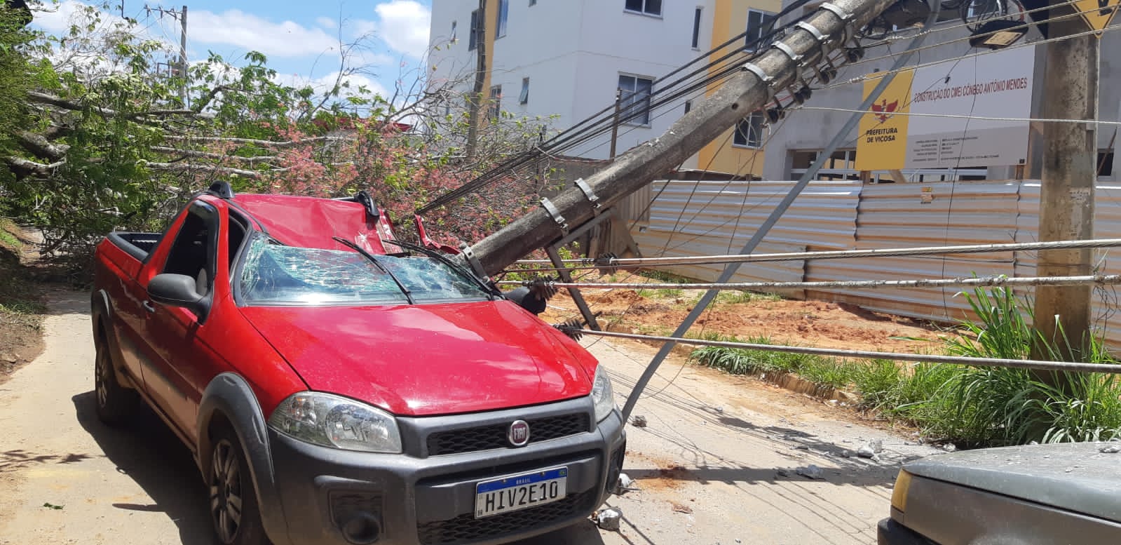 Poste cai sobre carro em Silvestre e motorista fica ferido