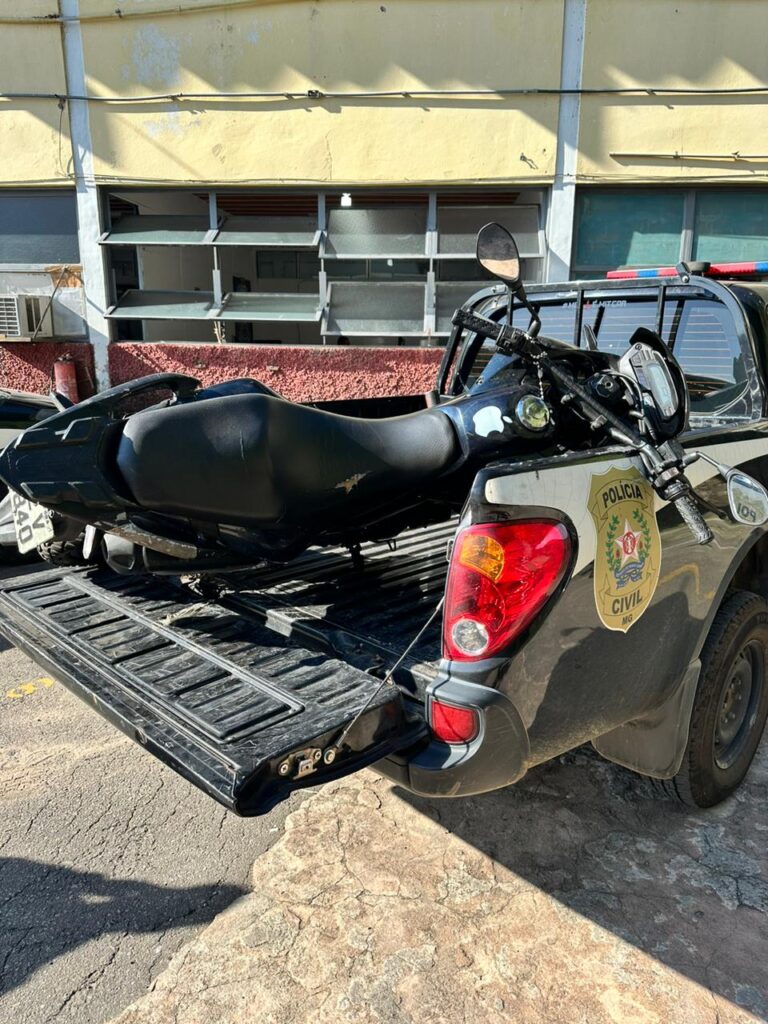 PCMG apreende moto
Camionete PCMG com uma moto preta tombada na caçamba.