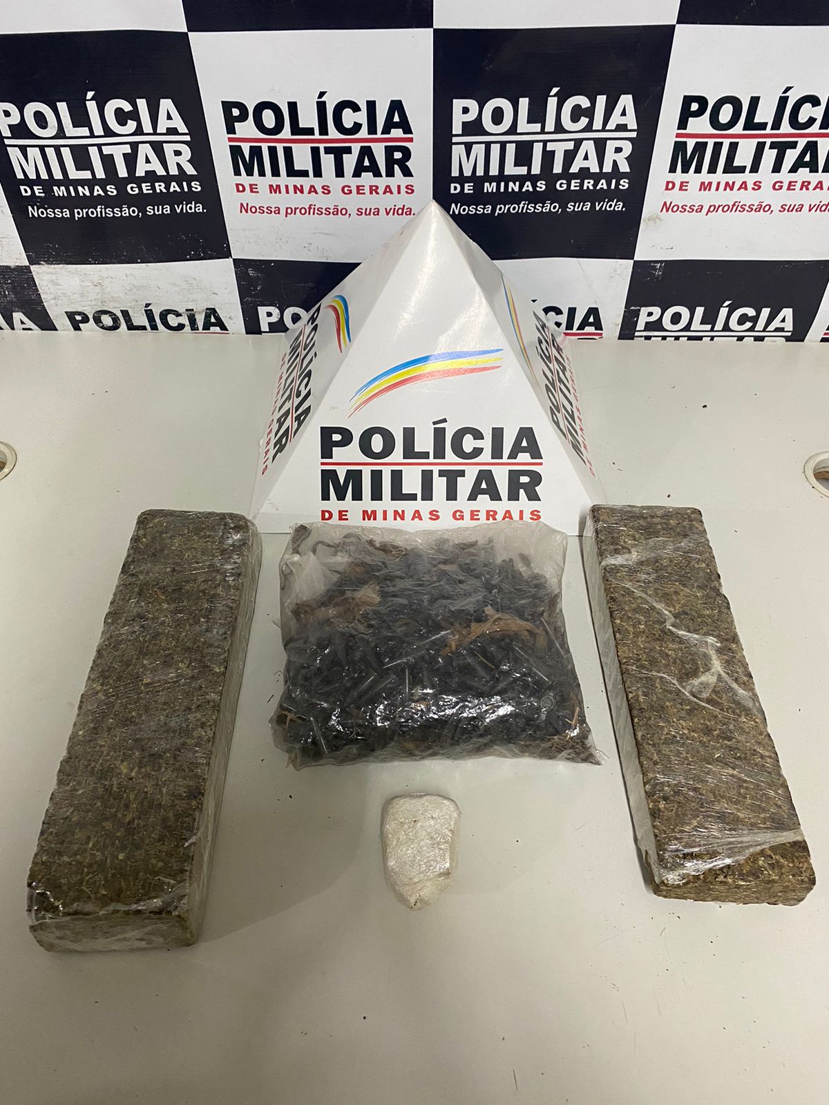 Operação policial em Ponte Nova resulta na apreensão de drogas