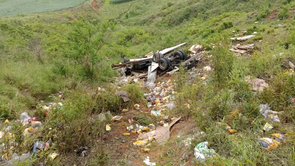 Carreta cai em barranco na BR-116 e deixa um morto e dois feridos