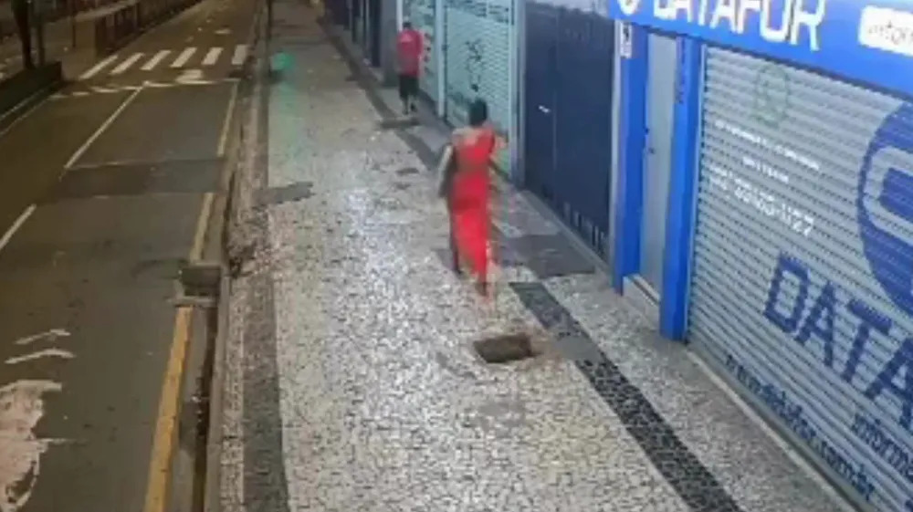 Mulher arranca e furta tampa de bueiro na madrugada