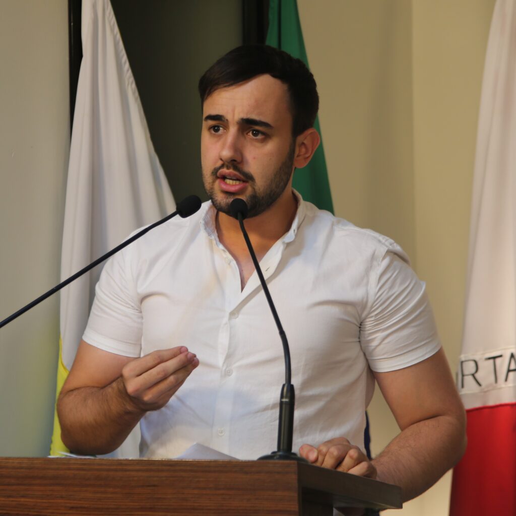 Daniel Cabral, de camisa social branca, no palanque da Câmara Municipal de Viçosa