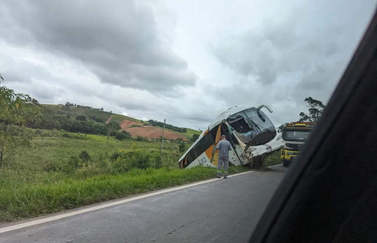 BR-040: Ônibus de turismo tomba em barranco e um homem morre