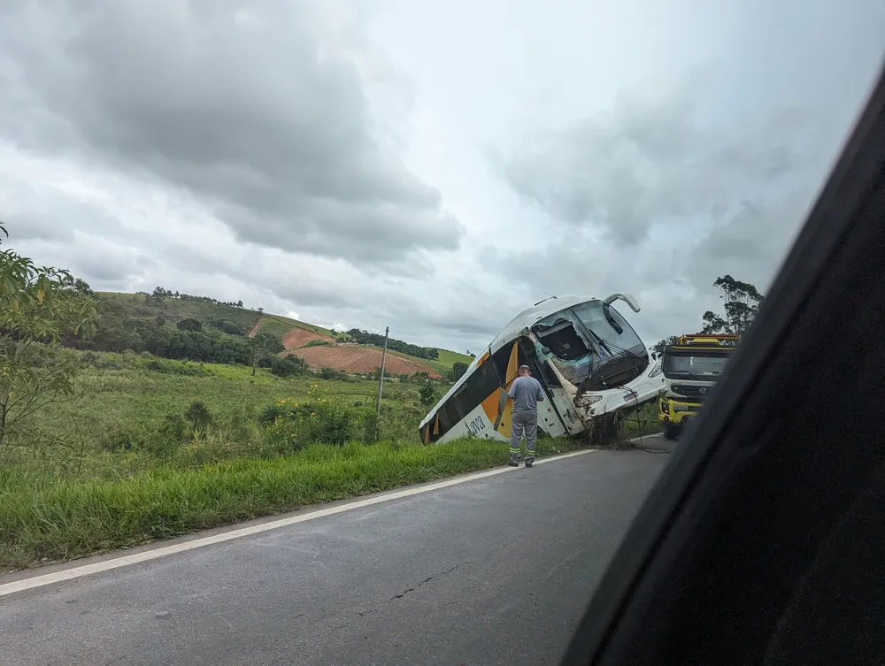 BR-040: Ônibus de turismo tomba em barranco e um homem morre