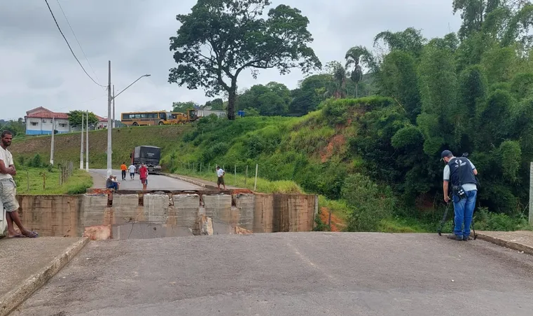 MG: carreta cai junto com ponte e afunda em rio