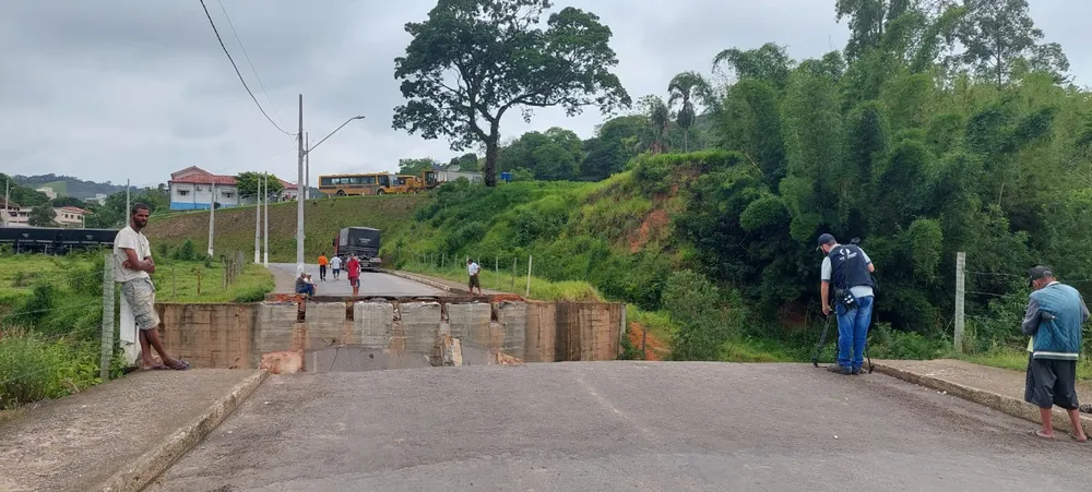 MG: carreta cai junto com ponte e afunda em rio