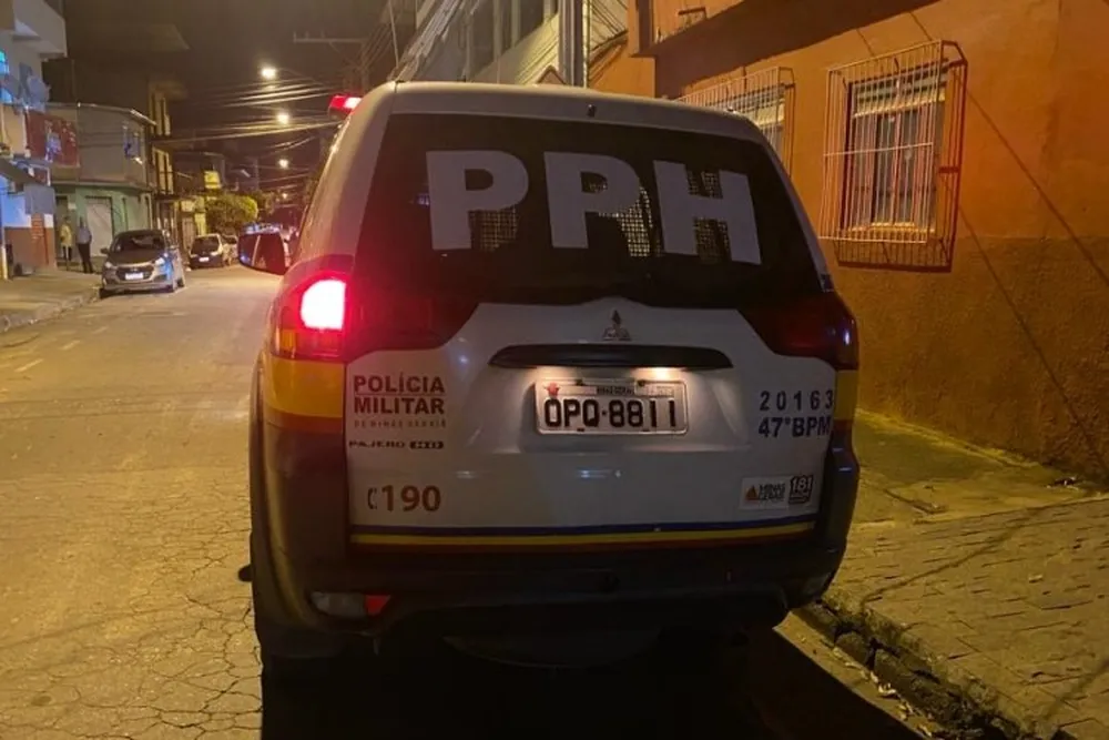 Menino de 11 anos pega canivete e esfaqueia homem para ajudar pai em briga