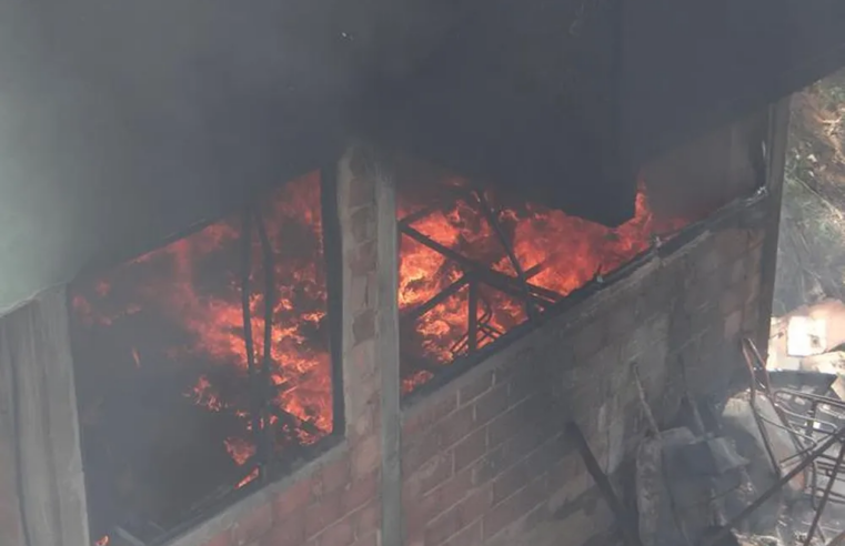 Homem consegue fugir mas cachorro morre durante incêndio em residência em Muriaé