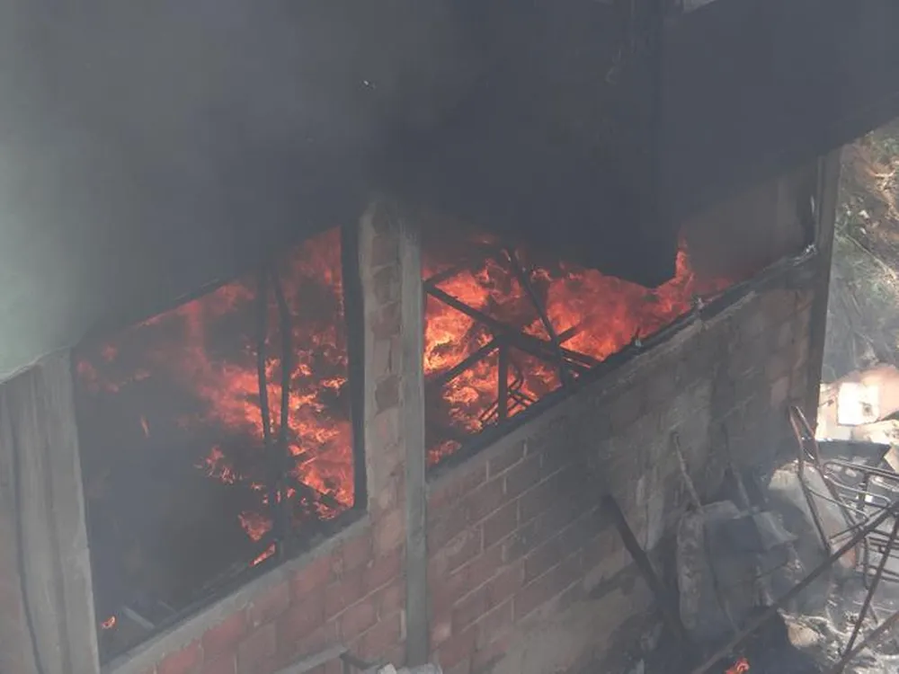 Homem consegue fugir mas cachorro morre durante incêndio em residência em Muriaé