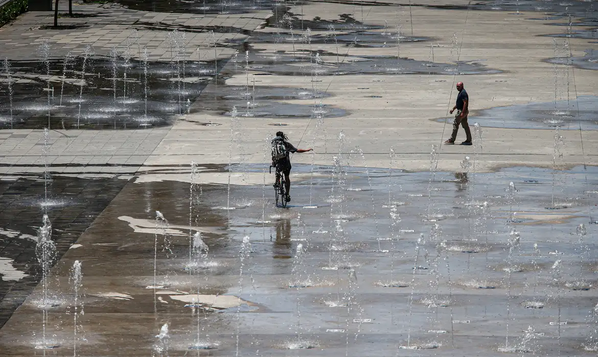 Ministério da Saúde divulga guia com dicas de cuidados com a saúde na onda de calor