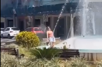 Ponte Nova: mulher é flagrada se refrescando em chafariz