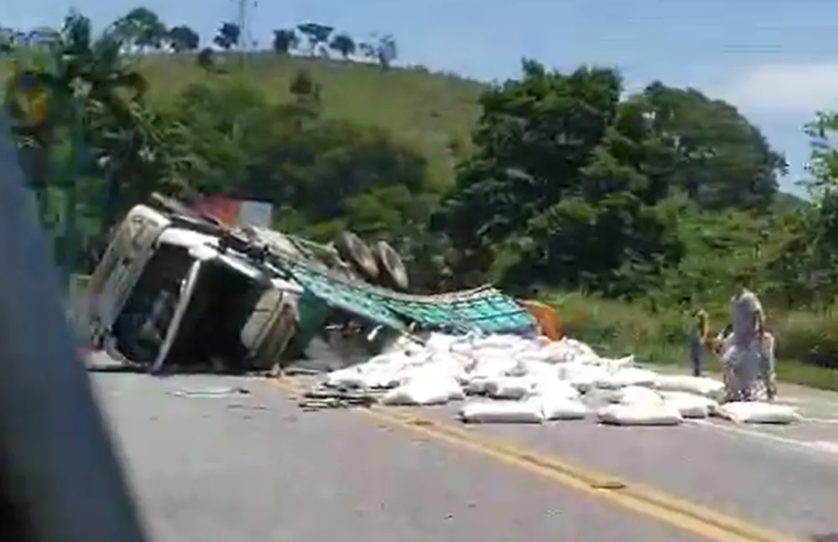 Carreta carregada com fubá fica com as rodas para cima após tombar na BR-040