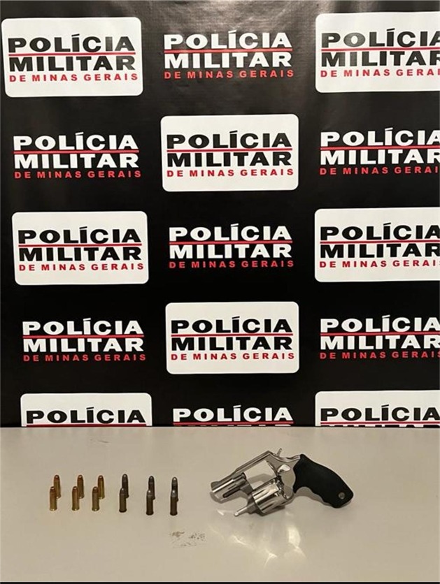 PM aborda suspeito por furto de veículo e acaba prendendo por posse ilegal de armas