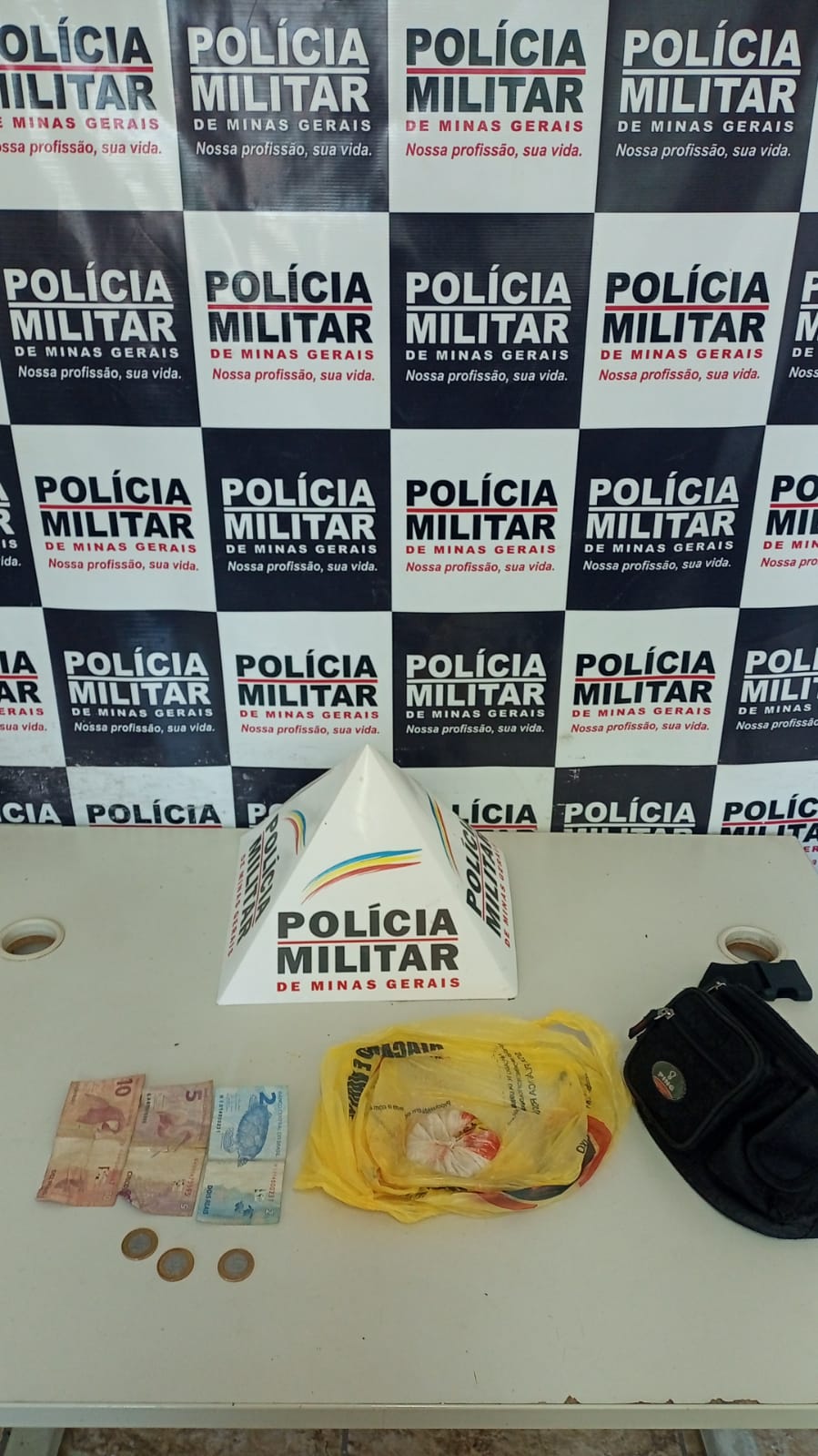 Ponte Nova: Homem é preso por tráfico de drogas após tentar fugir de blitz