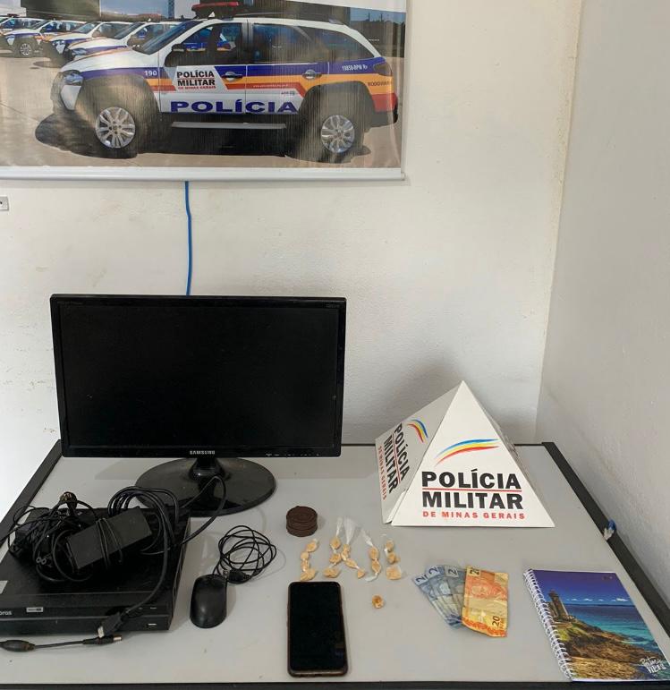 Homem é preso e menor apreendido por tráfico de drogas em Araponga