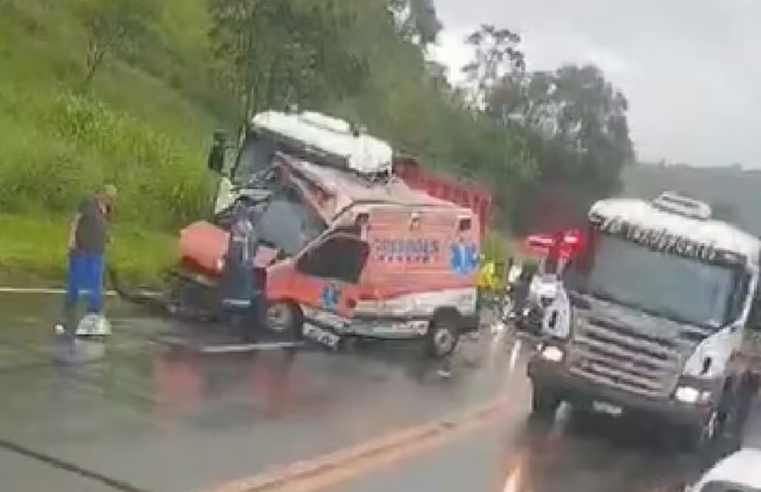 BR-040: ambulância bate de frente com carreta e acidente deixa cinco mortos
