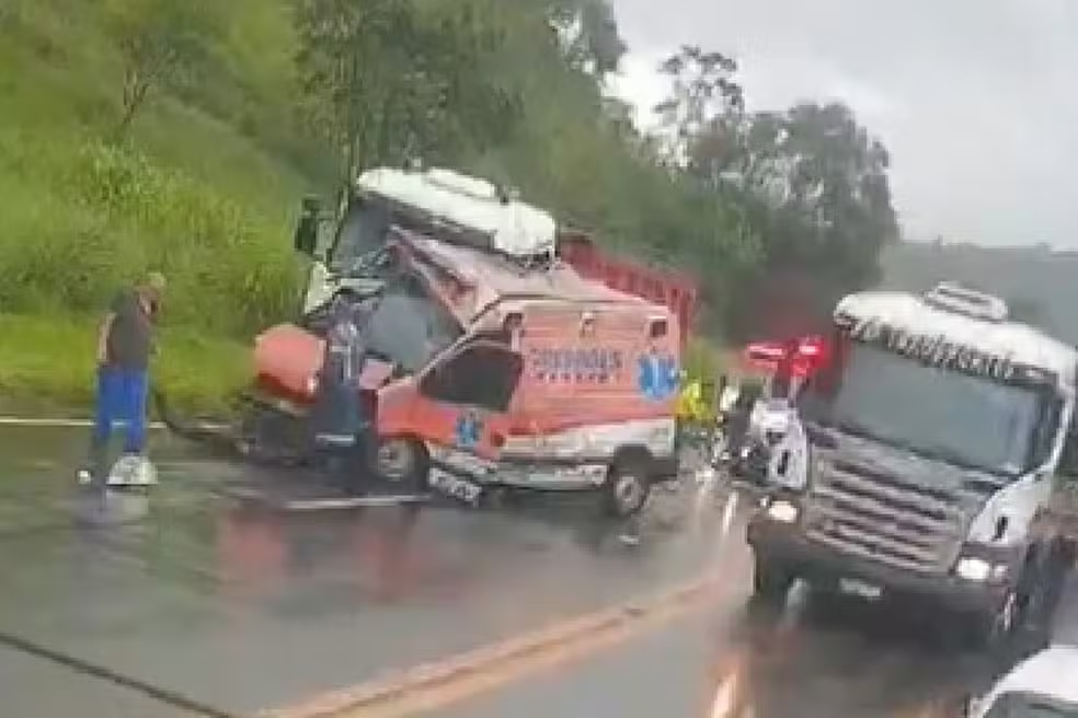 BR-040: ambulância bate de frente com carreta e acidente deixa cinco mortos