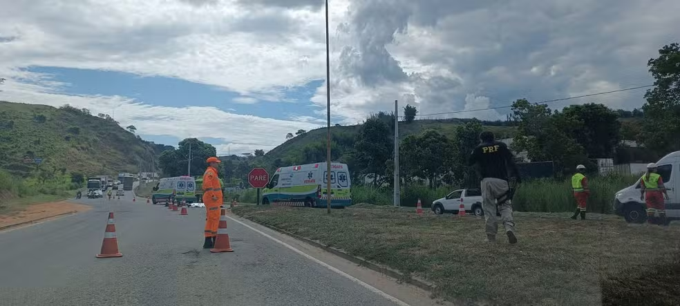 BR-116: mulher morre após moto bater de frente com carreta