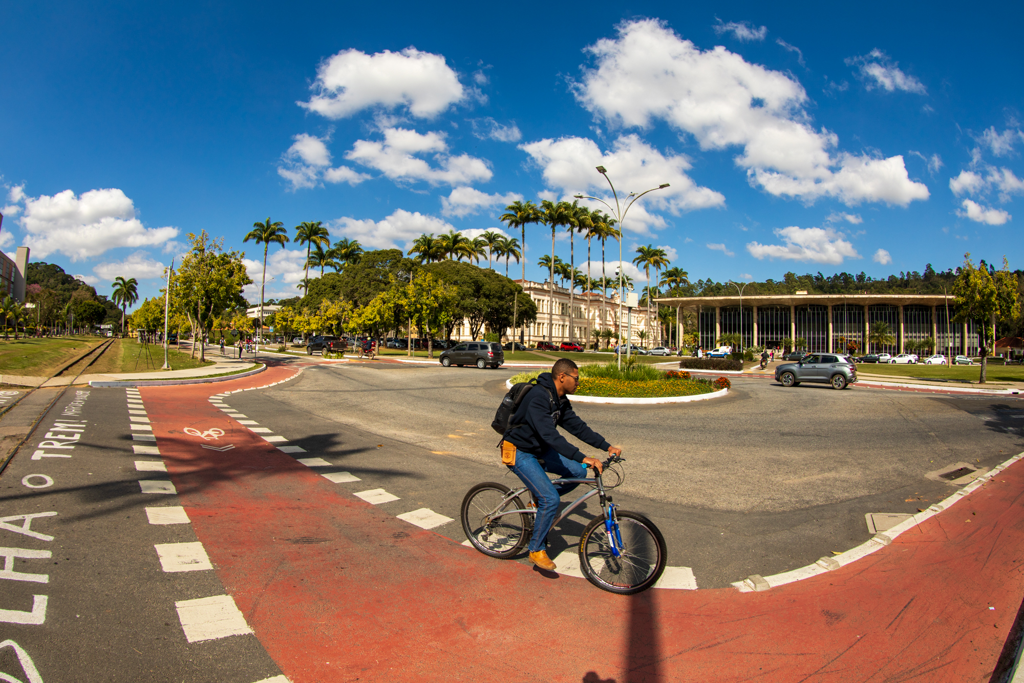 Prefeito sanciona lei que proíbe tráfego de alguns tipos de veículos na UFV