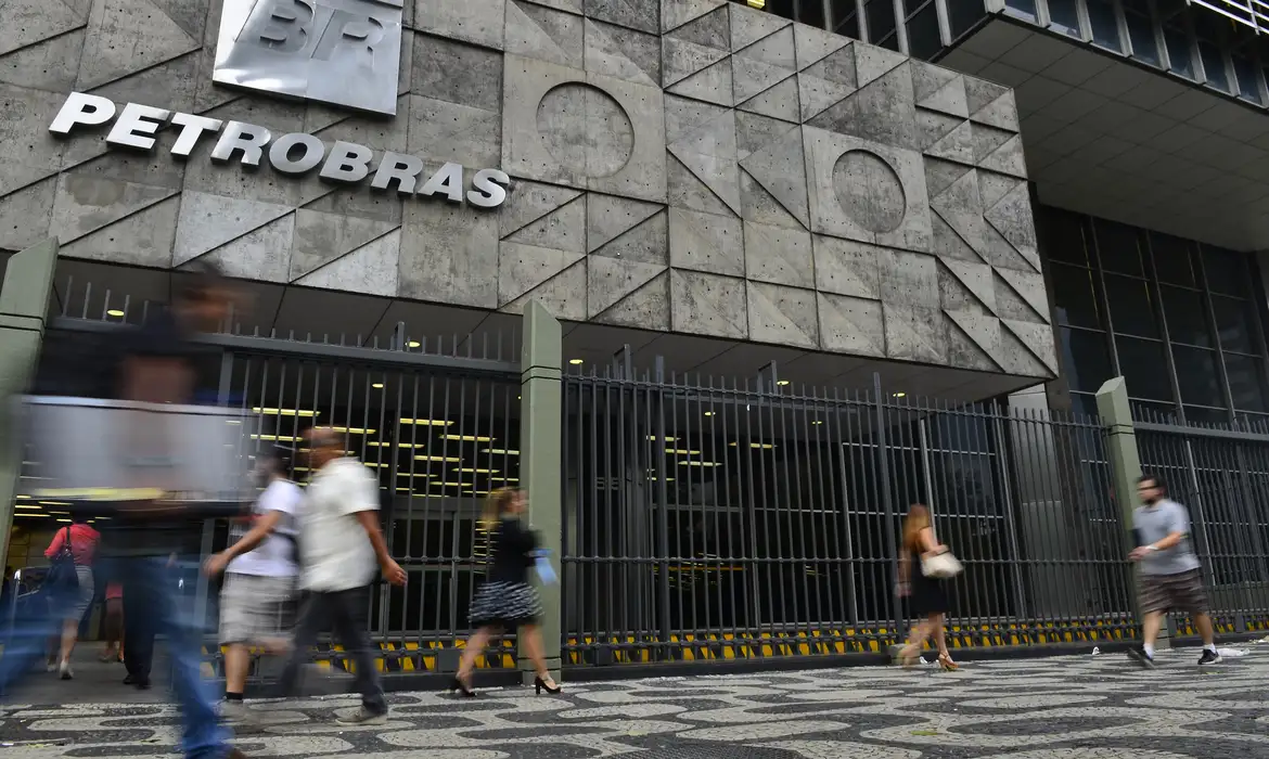 Petrobras abre 916 vagas para concurso público com salário de R$ 5,8 mil