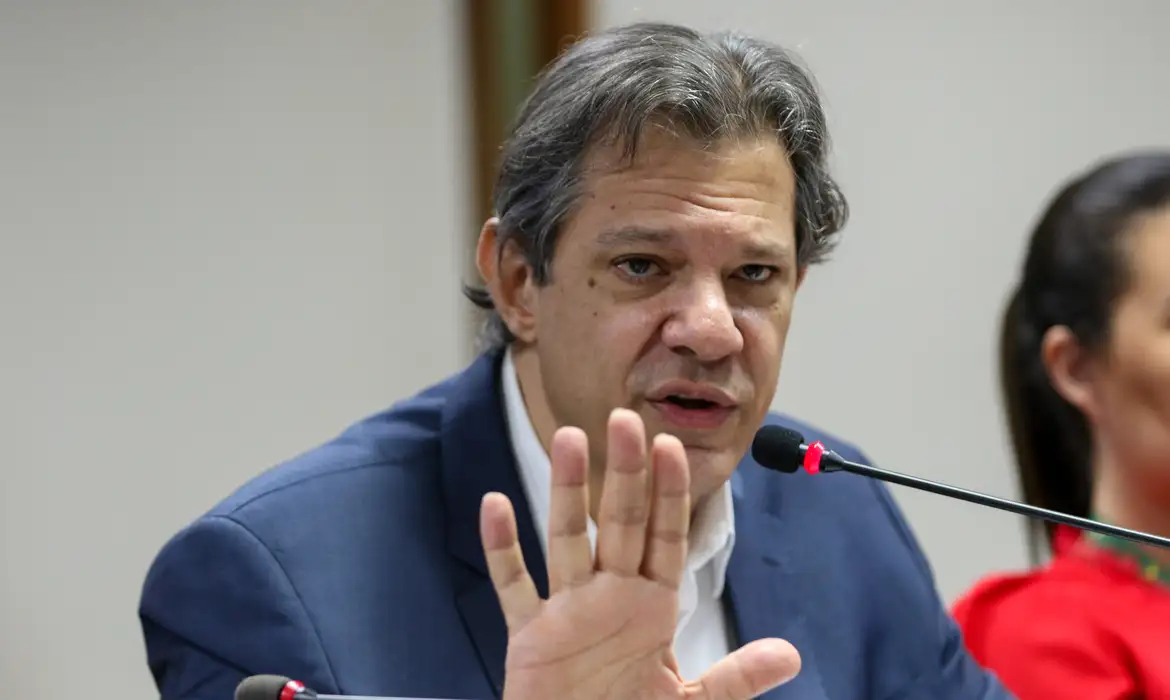 Diesel não deve aumentar de preço mesmo com carga tributária, diz Haddad