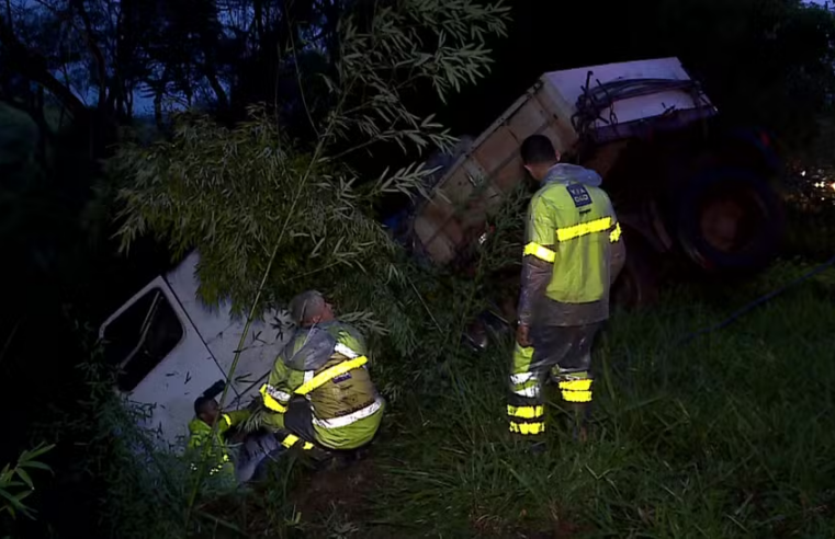 BR-040: motorista sai ileso após carreta cair em ribanceira