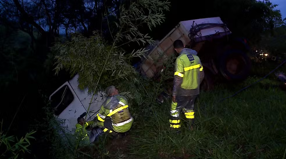 BR-040: motorista sai ileso após carreta cair em ribanceira