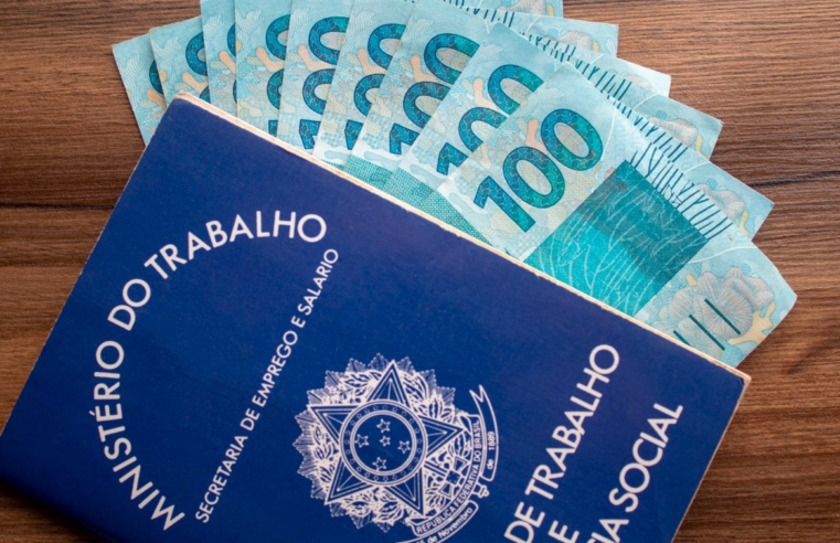 Presidente assina decreto com salário mínimo a R$1.412,00