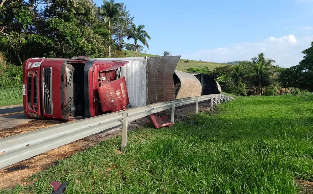 BR-116: carreta carregada com carvão vegetal invade contramão e tomba