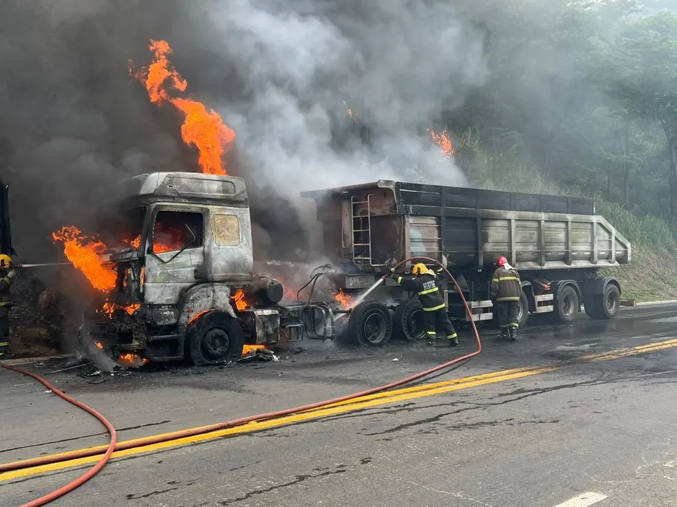 BR-116: após motorista perceber pane na caixa de marchas, fogo destrói cabine de carreta