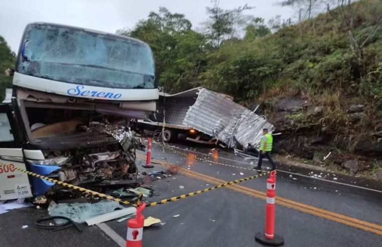 BR-116: batida entre carreta e ônibus deixa 9 feridos e um morto