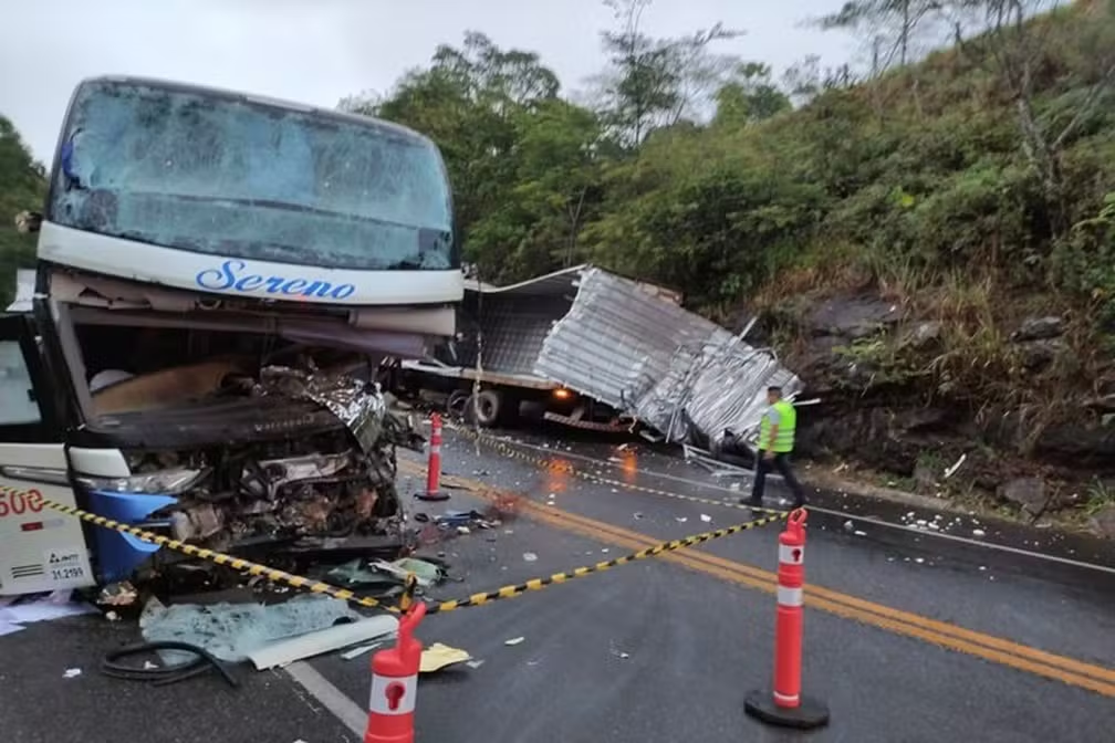 BR-116: batida entre carreta e ônibus deixa 9 feridos e um morto