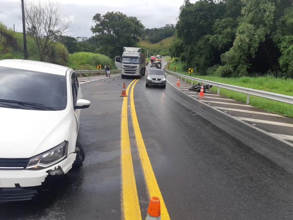Jovem morre em colisão entre carro e moto em Leopoldina