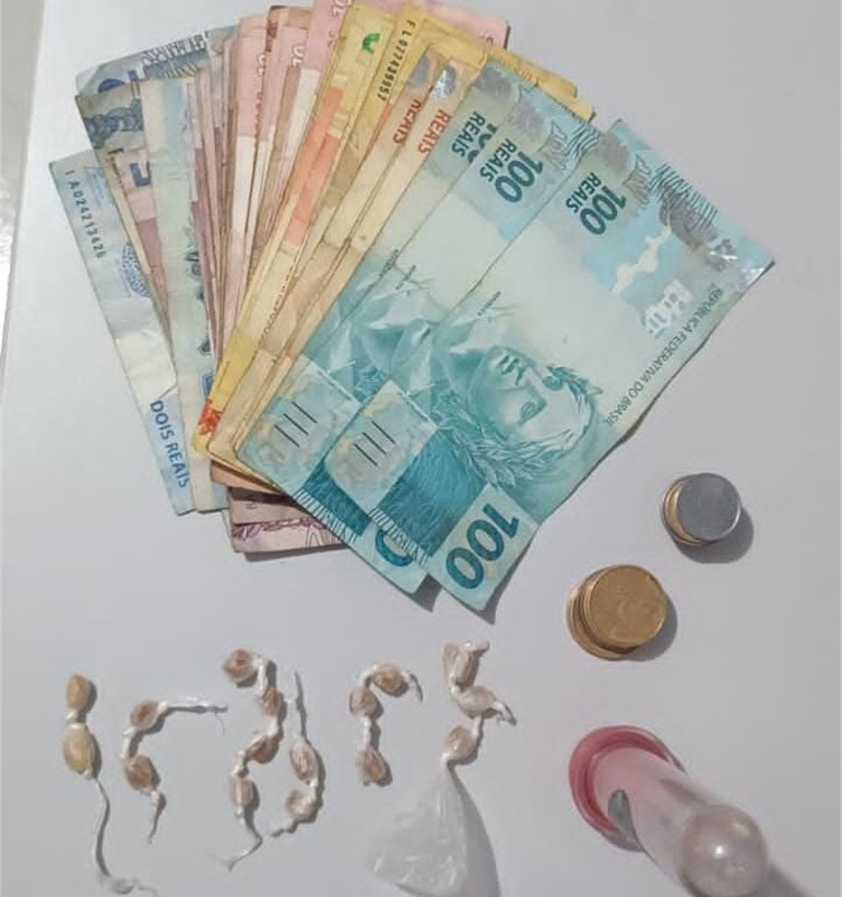 Polícia Militar prende mulher por tráfico de drogas em Ubá