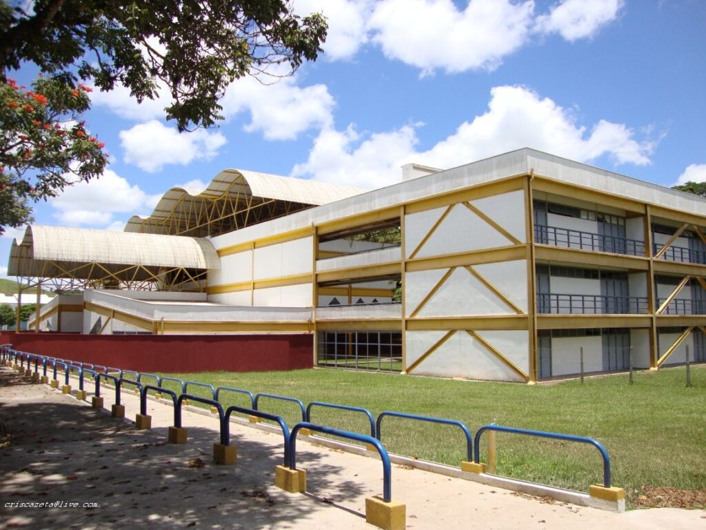 Provas do Concurso da Educação da Prefeitura
Foto da diagonal direita do Pavilhão de Aulas II da UFV, um grande edifício de 3 andares.