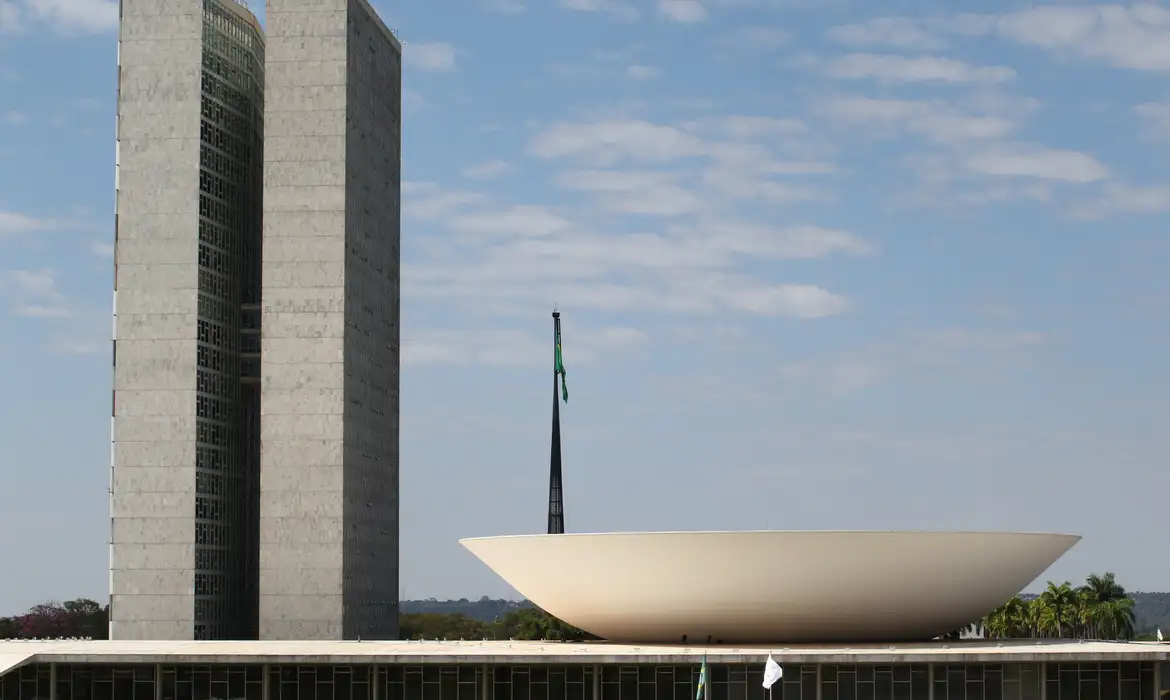 Câmara aprova auxílio para alunos de baixa renda do ensino médio