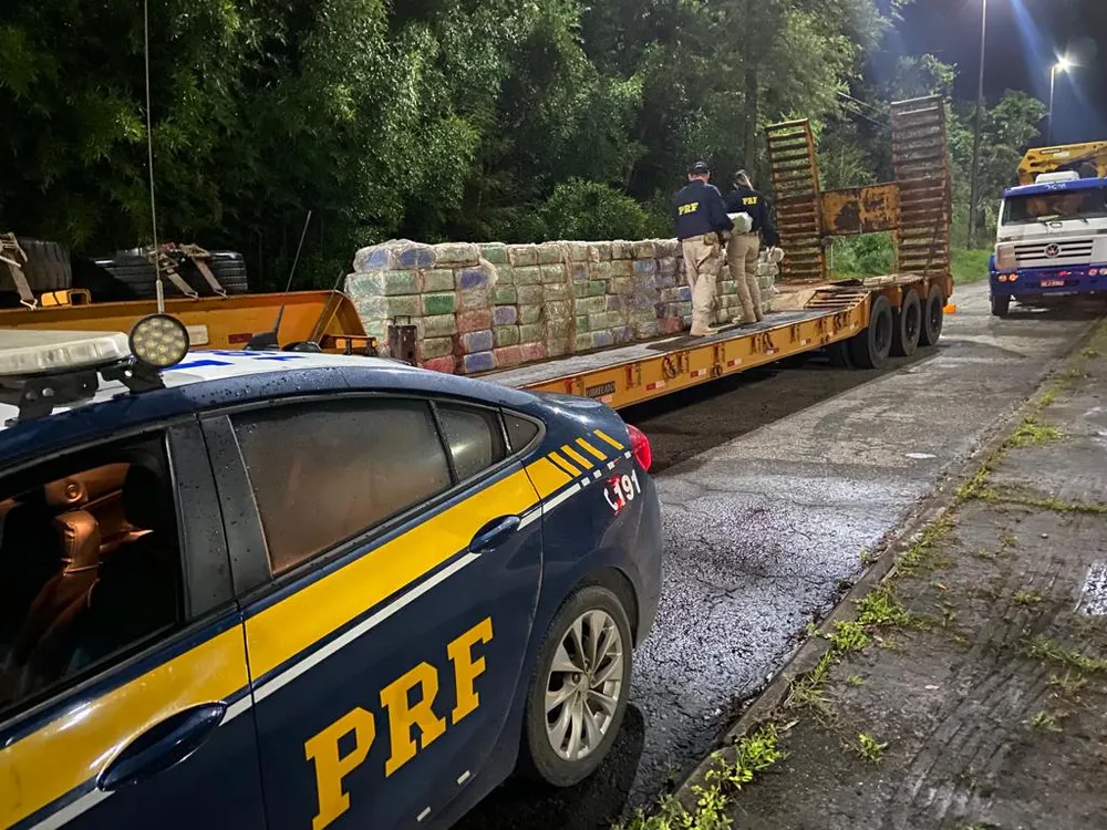 Quase 2 toneladas de maconha encontradas em caminhão em Juiz de Fora