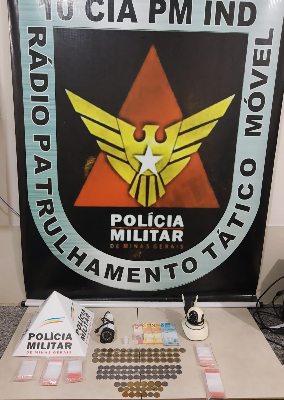 Apreensão de Drogas em João Braz: Jovem Foge ao Avistar Militares