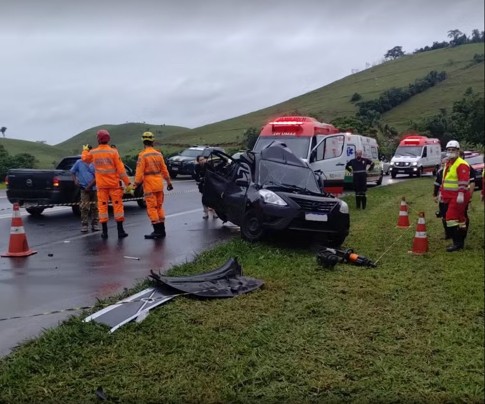Acidente entre carro e carreta deixa três mortos na BR-116
