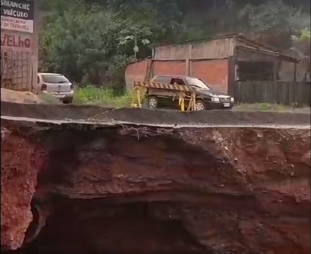Trecho da rodovia que liga Fervedouro a Carangola é interditado