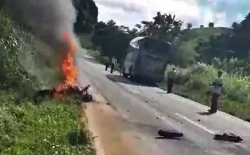 BR-267: motociclista morre após moto pegar fogo em acidente