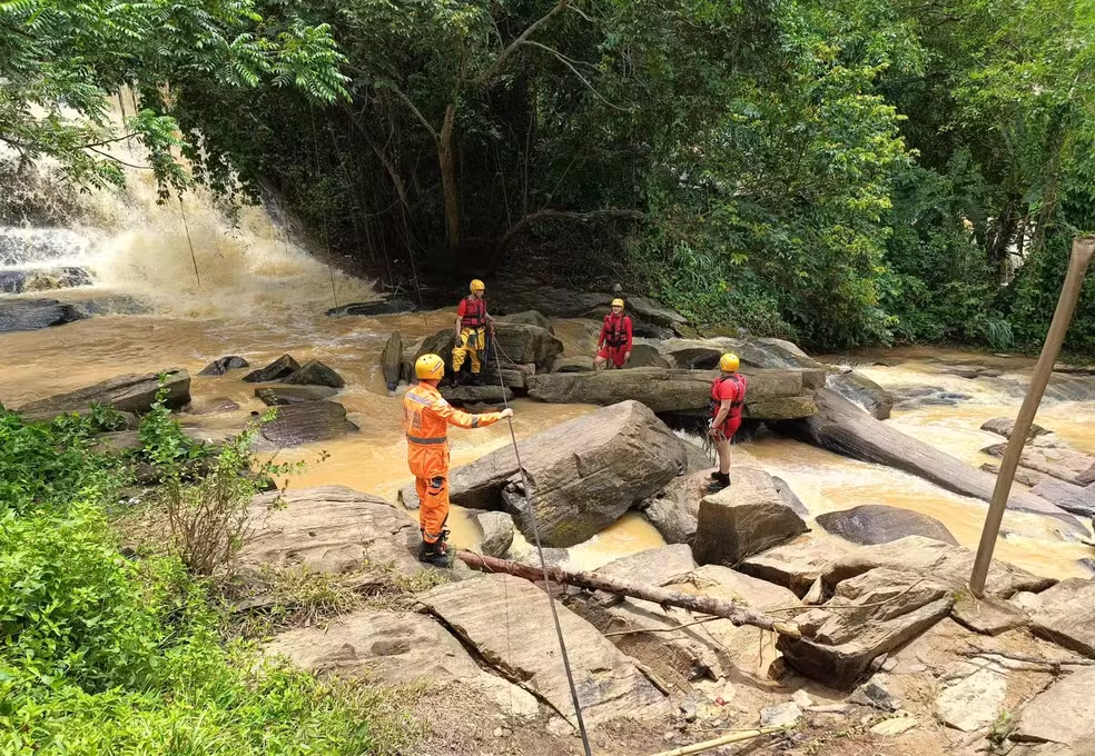 Além Paraíba: corpo de idosa desaparecida é encontrado em cachoeira