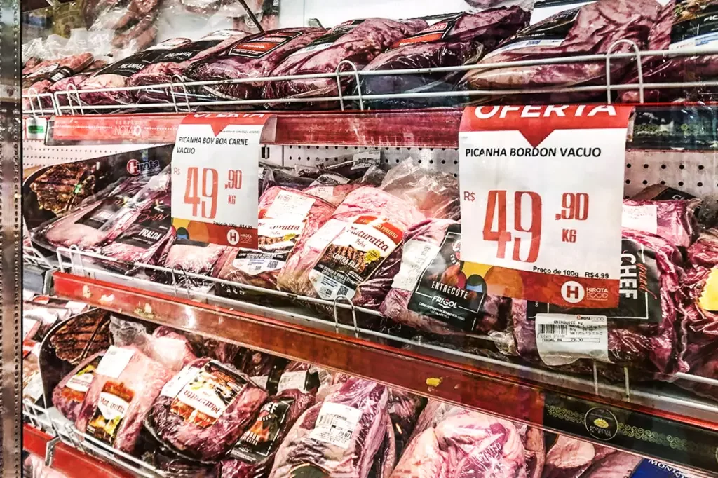 Homem é preso após esconder peça de picanha na cintura