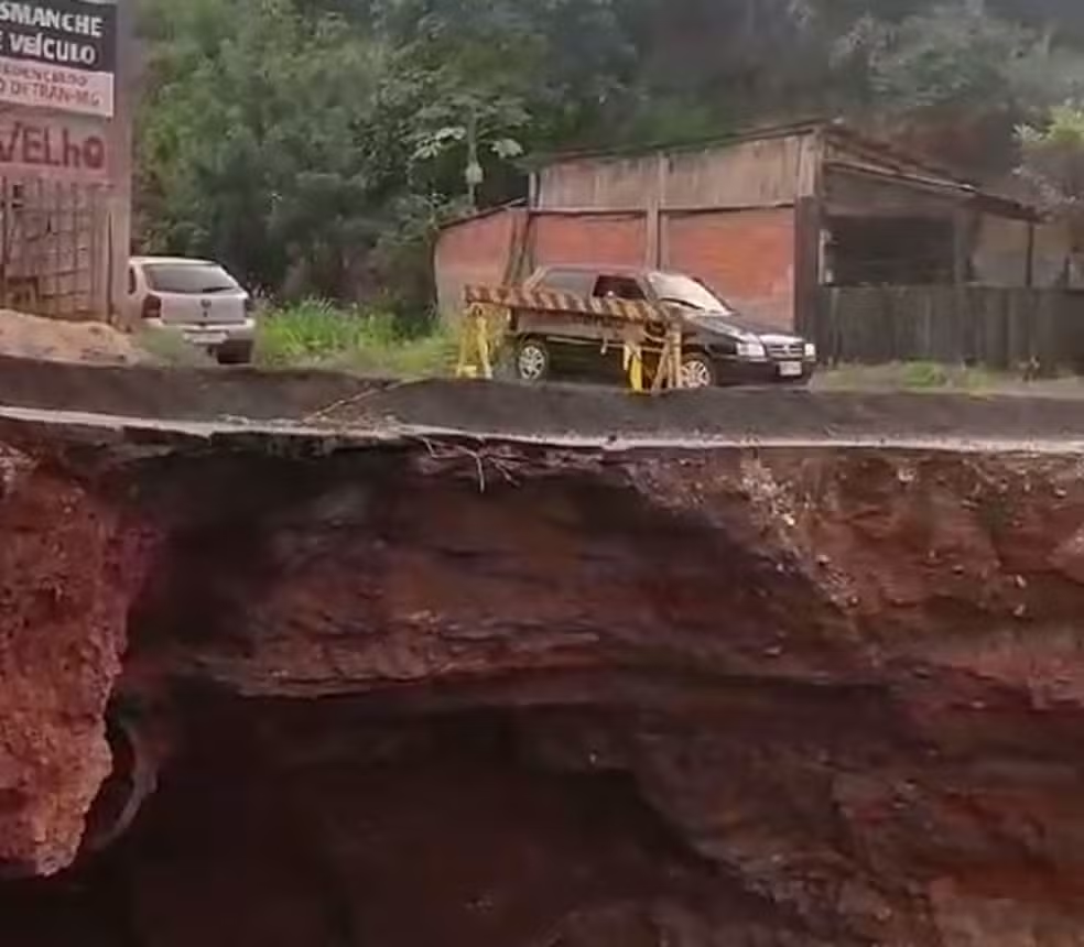 Após trecho desmoronar, MGC-482 é interditada por tempo indeterminado